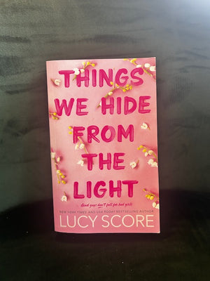 Things Wew Hide From the Light : Lucy Score